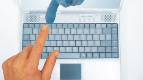 Finger auf Tastatur