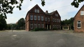 Die Schule am Leher Markt - Dependance wurde von einem großen Vorhof aus fotografiert, der im Vordergrund erkennbar ist.