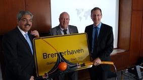 Freuen sich auf den Ausbau des Glasfasernetzes in Bremerhaven: Oberbürgermeister Melf Grantz, Telekom-Regionalleiter Klaus-Johannes Hartlef und Wirtschafts- und Häfensenator Martin Günthner (von links)