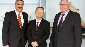 Besuch des japanischen Generalkonsuls in Bremerhaven: Oberbürgermeister Melf Grantz, japanischer Generalkonsul Setsuo Kosaka und Stadtverordnetenvorsteher Artur Beneken (von links).