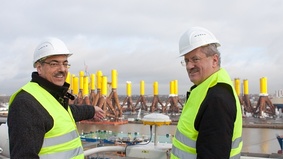 Oberbürgermeister Christian Ude (rechts) und Oberbürgermeister Melf Grantz auf dem Errichterschiff  INNOVATION mit Blick auf die Offshore-Fundamente im Bremerhavener Kaiserhafen.