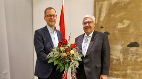 Oberbürgermeister Melf Grantz (rechts) überreichte dem neuen Dezernenten Martin Günthner erst die Ernennungsurkunde und später noch einen Blumenstrauß. 