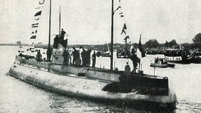 Das Handels-U-Boot „Deutschland“ am 23. August 1916, bei der Einfahrt nach Bremerhaven.