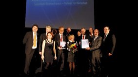 Freude über den zweiten Preis: Bremerhavens Delegation mit OB Jörg Schulz (4. von links) und die Vertreter des Deutschen Tourismusverbands