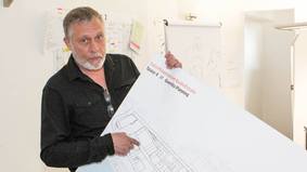 afz-Quartiersmeister Jens Rillke zeigt einen Plan des Entwicklungsgebietes Rudloffstraße.