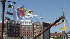 Maritimes Flair, flatternde Flaggen und blauer Himmel: SeeStadtFest ist einfach schön.