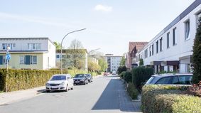 Ein Straßenzug in einem gemischten Wohngebiet, im Stadtteil Wulsdorf.