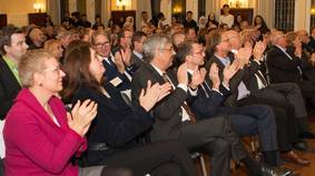 Bestens gelaunte Gäste bei der Feierstunde anlässlich des 70. Jahrestages zur ersten konstituierenden Sitzung der Bremerhavener Stadtverordnetenversammlung