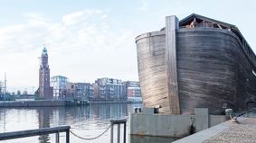 Die Arche Noah an der Auswandererkaje des Neuen Hafen in  Bremerhaven.