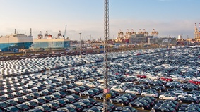 Autos so weit das Auge reicht: Der Automobilumschlag im Bremerhavener Hafen