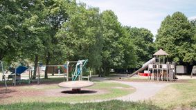 Ein Gesamtblick auf den großen Spielplatz im Stadtpark Lehe