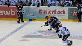 Druckvolles Spiel in der Eisarena Bremerhaven: Die Schwenninger Wildwings schlagen die Fischtown Pinguins mit 3:4 nach Verlängerung.