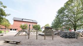 Der Spielplatz auf dem Schulhof der Veernstraße