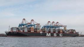 Die "MSC Oscar" am Bremerhavener Containerterminal.
