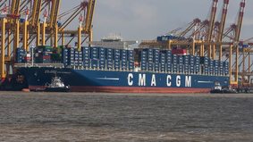 Das Schwesterschiff der "Jules Verne", die "CMA CGM Alexander von Humboldt" am Container Terminal Bremerhaven.