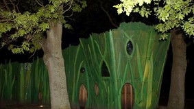 Die abendliche Beleuchtung und das Kinderparadies des integrativen Baumhauses im Speckenbütteler Park