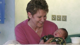 Mutter mit Kind auf dem Arm, ein Bild wie man es im neuen Frauen-Kind-Zentrum öfter zu sehen bekommen wird.