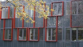 Neuer Blickfang: die roten Fensterrahmen der GLA