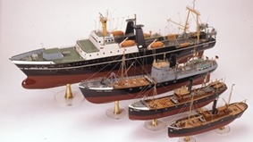 Bild von Miniaturschiffen.