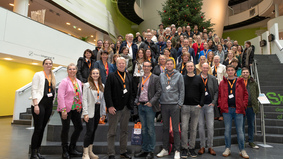 120 Menschen auf einer Treppe im Klimahaus Bremerhaven
