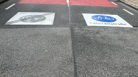 Markierungen kennzeichnen den Beginn bzw. das Ende der Fahrradstraße in der Keilstraße 
