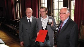 Matthias Eilers (Mitte) erhielt die Ehrenrettungsmedaille des Landes Bremen im Beisein des Stadtverordnetenvorstehers Artur Beneken (rechts) von Innensenator Ulrich Mäurer.