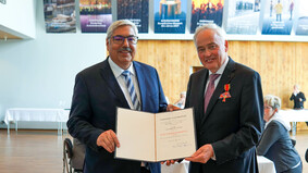 Oberbürgermeister Melf Grantz (links) überreichte Hans-Christoph Seewald das Verdienstkreuz am Bande des Verdienstordens der Bundesrepublik Deutschland. 