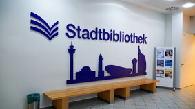 Der Eingangsbereich der Stadtbibliothek Bremerhaven im Hanse Carré.
