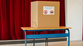 Eine Wahlkabine steht in einem Wahllokal in Bremerhaven. 