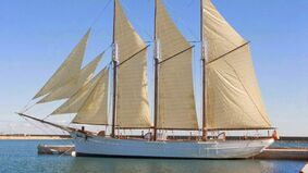 Das Segelschiff "Pascual Flores" mit gesetzten Segeln.