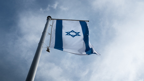 Die Flagge Israels weht im Wind. 