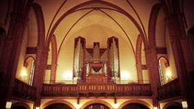 Eine Orgel in einer Kirche.