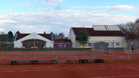 Sie sehen den Tennisplatz und das Vereinsheim des SFL Bremerhaven.