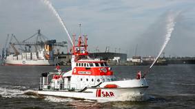 Seenotkreuzer Hermann Rudolf Meyer der Deutschen Gesellschaft zur Rettung Schiffbrüchiger (DGzRS) bei einer Feuerlöschübung vor Bremerhaven