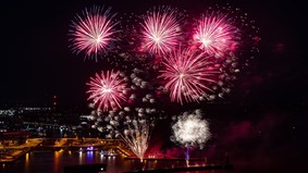 Großes Feuerwerk beim Seestadtfest – Landgang Bremerhaven 2018. Auch 2019 bietet die Seestadt wieder viele attraktive Veranstaltungen.