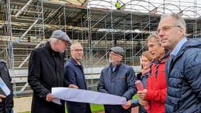 Während im Hintergrund das alte Tribünendach demontiert wurde, stellten die Verantwortlichen die Pläne zur Sanierung des Nordsee-Stadions der Öffentlichkeit vor. 