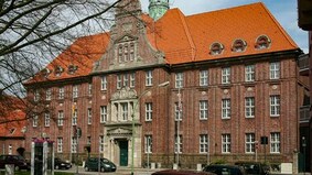 Außenansicht Amtsgericht Bremerhaven, ein großes mehrstöckiges Backsteingebäude.