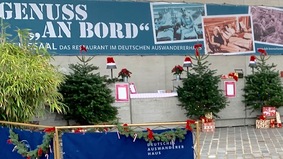 Weihnachtlich geschmückter Tresen auf der Außenterasse des Deutschen Auswandererhauses
