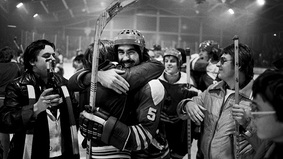 Das Foto zeigt Torjäger Billy Flynn 1978 nach dem Sieg gegen den Deggendorfer SC, mit dem die „Eulen“ den Aufstieg in die 2. Eishockey-Bundesliga schafften.