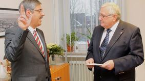 Der neue Oberbürgermeister Melf Grantz legt gegenüber Stadtverordnetenvorsteher Artur Beneken (rechts) seinen Amtseid.  Fotos: Wilfried Moritz
