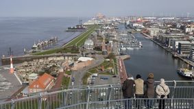 Blick auf die Außenweser und den Neuen Hafen von der Aussichtsplattform.