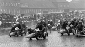 Das Foto von Johannes Fleck zeigt Motorradgespanne vor dem Start des Fischereihafenrennens am 29. April 1973 in der Freiladestraße vor der Auktionshalle X.