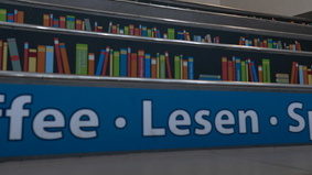 Treppenstufe mit der Aufschrift "Lesen"