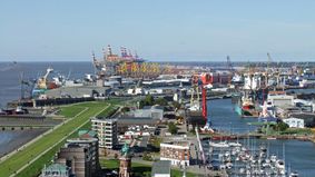 Luftbild mit Blick auf einen Hafen.