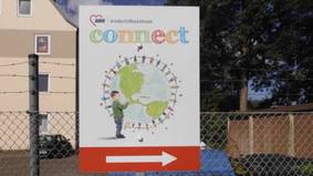 Hinweisschild zum Kinderhilfezentrum Connect