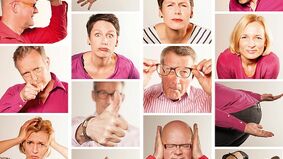 Menschen in pinker Kleidung schauen in die Kamera und zeigen unterschiedliche Gefühle durch ihre Mimik. Es ist eine Collage aus vielen Portraitfotos.