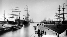 Historisches Bild eines Hafens.