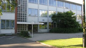 Zu sehen ist der Haupteingang der Heinrich-Heine-Schule.