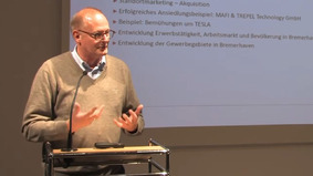 Nils Schnorrenberger während des Vortrags