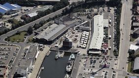 Luftbild eines Stadtteils mit Hafenbecken.